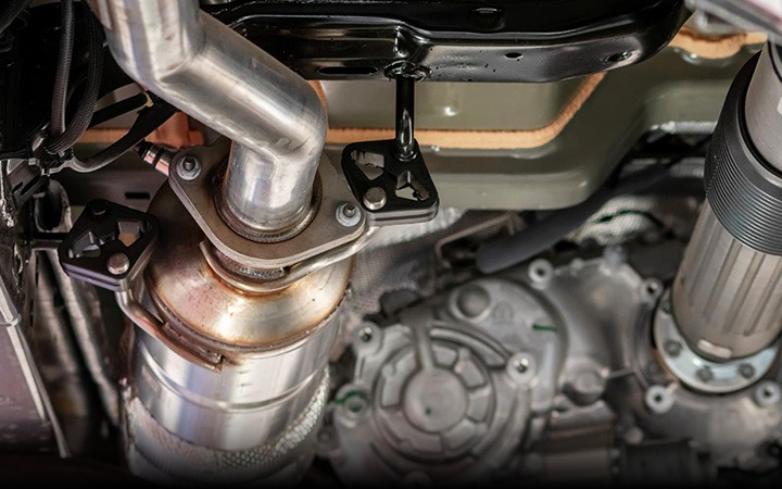 Catalytic converter installed in a vehicle underbody